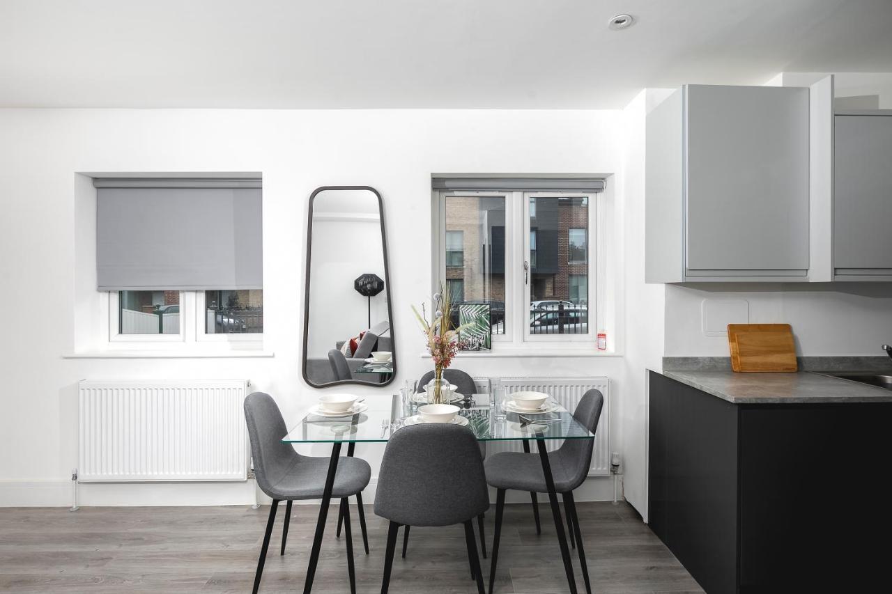 Skyvillion - London Enfield Chase Apartments With Parking & Wifi Eksteriør billede