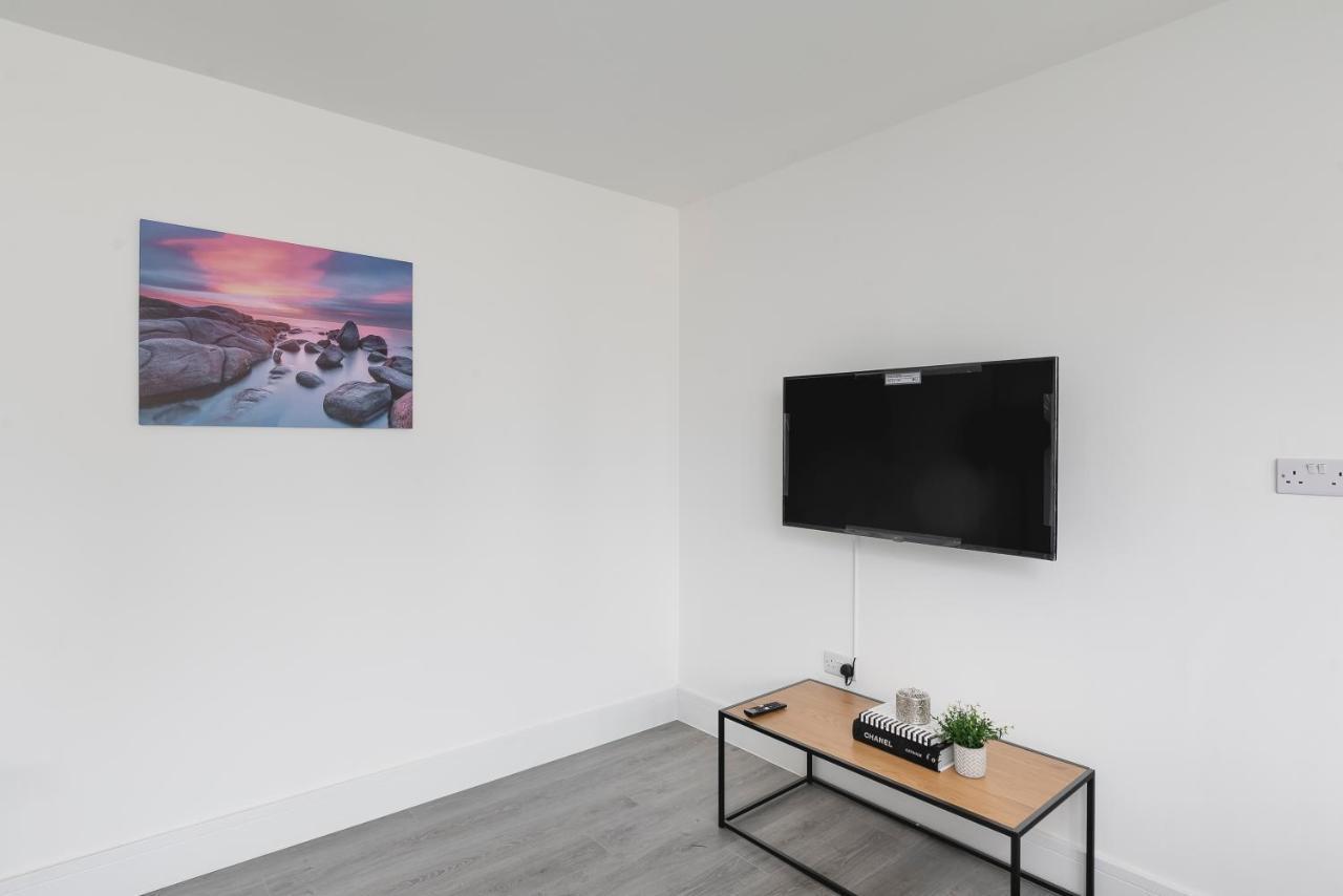 Skyvillion - London Enfield Chase Apartments With Parking & Wifi Eksteriør billede